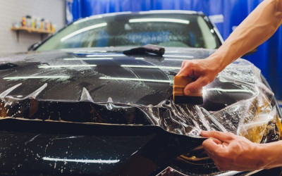 Ako nalepiť polyuretánovú ochrannú fóliu na kapotu