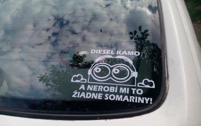 Ako nalepiť nálepku na auto