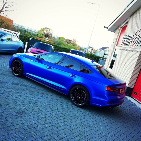 Modrá saténová chrómová fólia - S - rolka Modrá saténová chrómová fólia - S - rolka